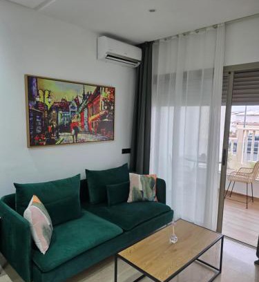 Pont Blondin Apartment | Bright Hiba's Studio: Family-Friendly Retreat with Pool