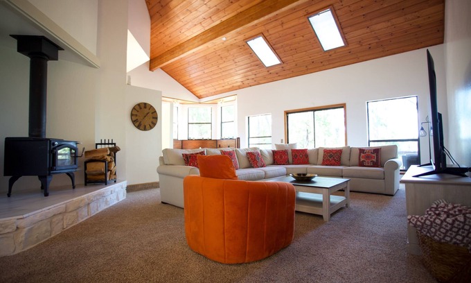 Twain Harte House | Group Getaway at Hibernation Station with Spa & Hot Tub