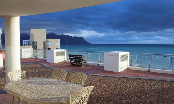 Strand Apartment | Oceanfront Hibernian Towers: 4-Star Self Catering Haven