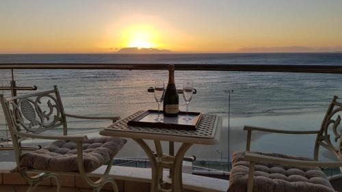 Strand Apartment | Elegant Hibernian Towers: Oceanfront Bliss & Top Reviews