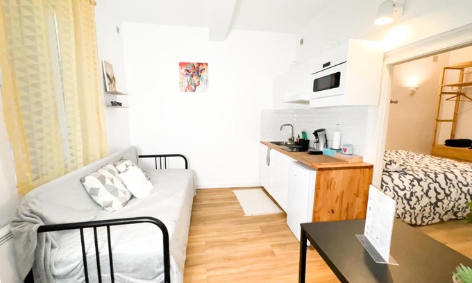 Les Arceaux Apartment | Family-Friendly Hibiscus Appartement T2 on Avenue de Lodeve
