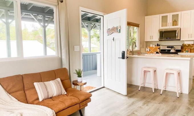 Keaau Apartment | Oceanfront Hibiscus Hale with Full Kitchen & King Bed