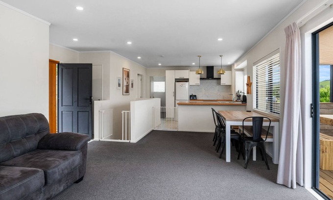 Hatfields Beach House | Hibiscus Hideaway: Family-Friendly Home at Orewa Beach