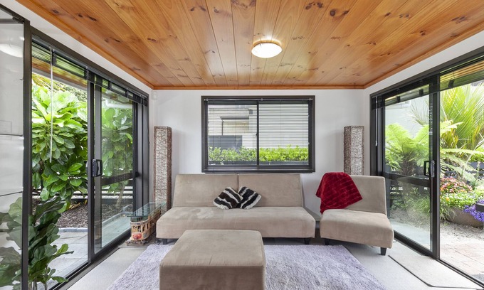 Waiwera House | HIBISCUS HIDEAWAY - OREWA HOLIDAY HOME, family friendly in Red Beach