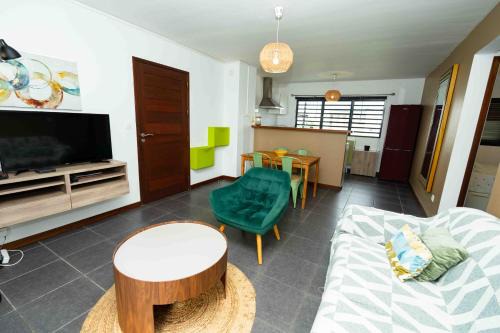 Cayenne Apartment | Cozy Hibiscus Standing: Family Retreat with WiFi & Netflix