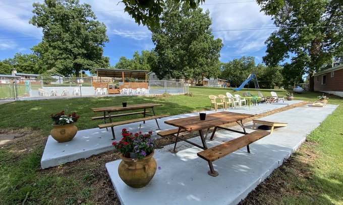 Pittsburg Cabin | Hickory Grove Hideaway Cabin: Family-Friendly Retreat