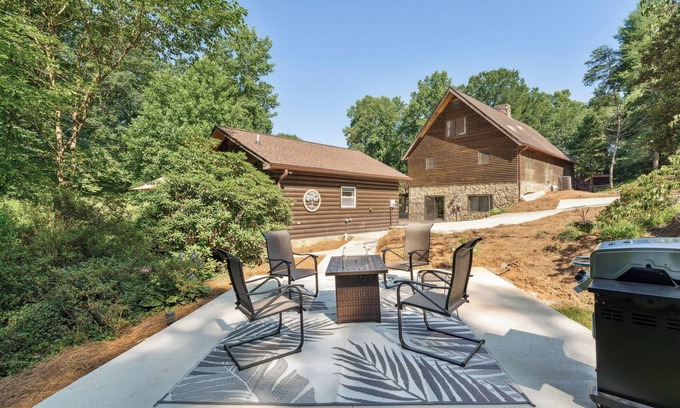 Hickory Apartment | Hickory Hideaway: Relaxing Patio Retreat with Pool Access