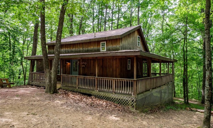Stanton House | Newly Remodeled Hickory Hilltop Cabin with Hot Tub & Spa