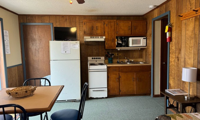 Clinton Cabin | Pet-Friendly Hickory Hollow Resort with Pool & Breakfast