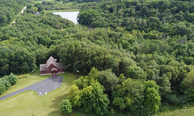 Sauk County Cabin | Cozy Hickory Ridge Log Cabin: Pet-Friendly Family Retreat