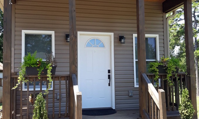 Hickory House | Hickory Tiny House: Pet-Friendly Retreat with Hot Tub
