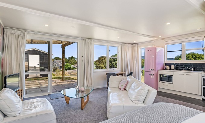 Waikanae House | Tranquil Hicks Haven - Family-Friendly Beachside Studio