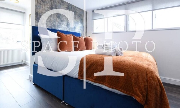 Parsons Green and Walham Apartment | Serene 2BR Retreat with Kitchen & Breakfast in Fulham