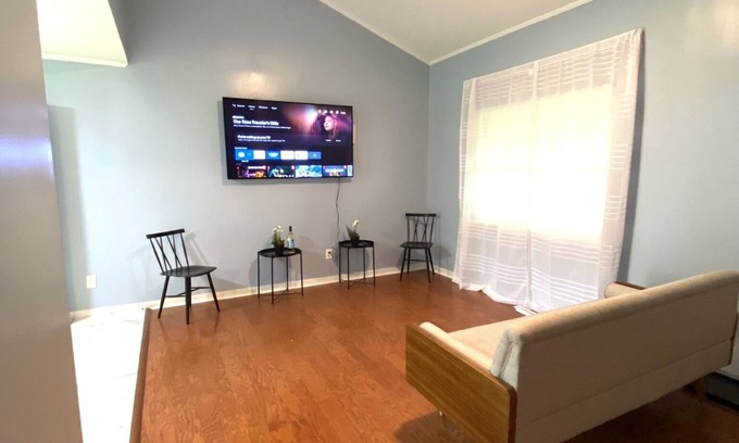 Albany House | Discover the Hidden 4BR Oasis: Guest Rated 10/10 Stay!