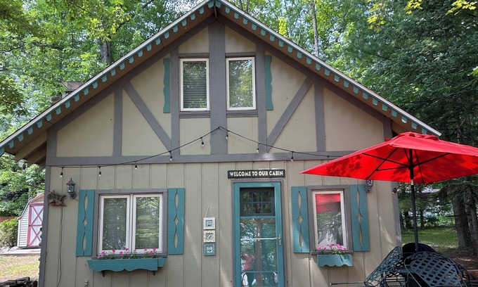 Higgins Lake Cottage | Discover a Hidden Gem Steps from Higgins Lake! Pet Friendly