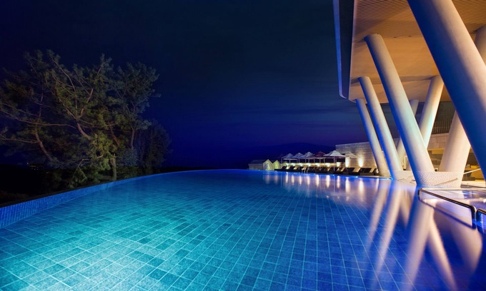 Jungmun Hotel | Discover Hidden Cliff Hotel & Nature: 4-Star Family Retreat