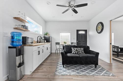 Fredericksburg House | Cozy Cottage Steps from Main St - Guest Rated 9.8