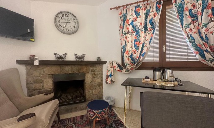 Vallromanes House | Serene Garden Retreat: Pet-Friendly with Breakfast Included