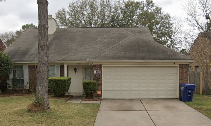 Houston House | Convenient Retreat Near IAH Airport with Family Amenities
