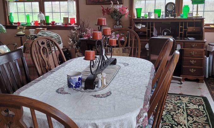 Butztown House | Hidden Gem, 2 BR 2 BA Sleeps 4, Wooded area . No Pets Parking for 1 car only