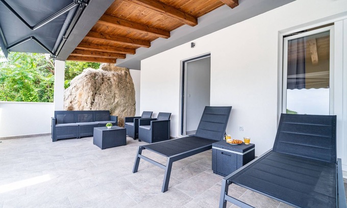 Molunat Apartment | Enchanting Sea View Apartment with Terrace & Breakfast