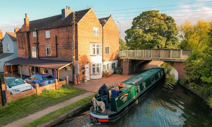 Hopwas House | Charming Canal-Facing Retreat with Scenic Walks & Amenities