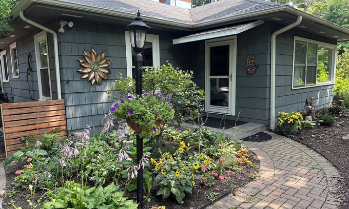 Glencoe House | Charming Hidden Gem Cottage near Beach and Botanic Garden
