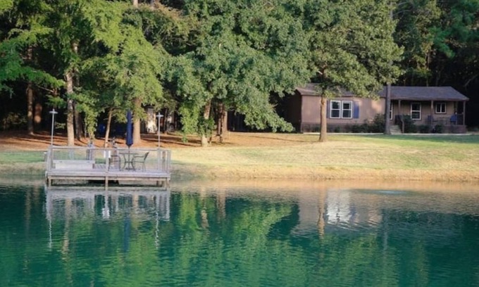 Palestine Cottage | Exceptional Sapphire Cottage: Family-Friendly Retreat Awaits