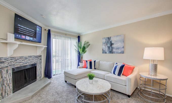 Astrodome Apartment | Discover a Cozy 1-Bedroom Retreat Near Top Attractions
