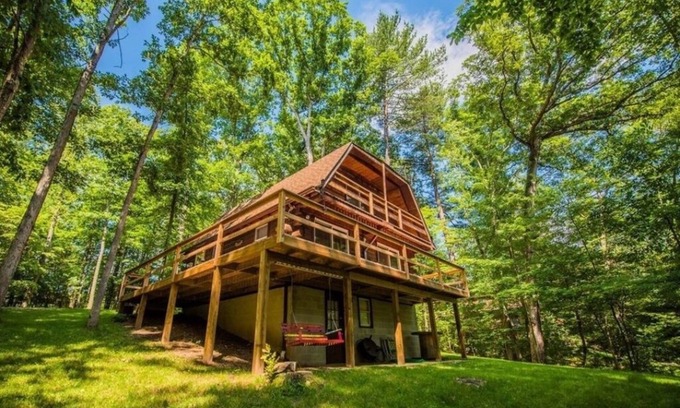 Berkeley Springs Cabin | Discover the Hidden Gem with Hot Tub Amidst Nature