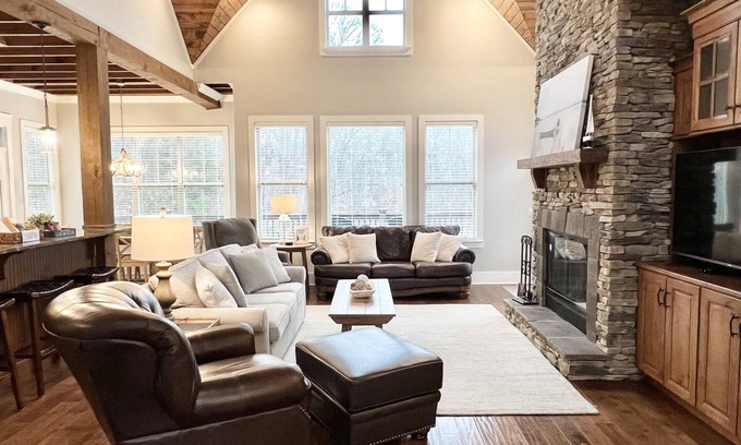 Spring City House | Discover the Lakeside Retreat with Private Dock & Spa