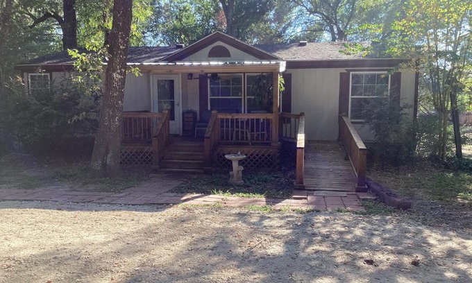 Montgomery House | Discover the Hidden Gem on the Tracks: Pet-Friendly Stay