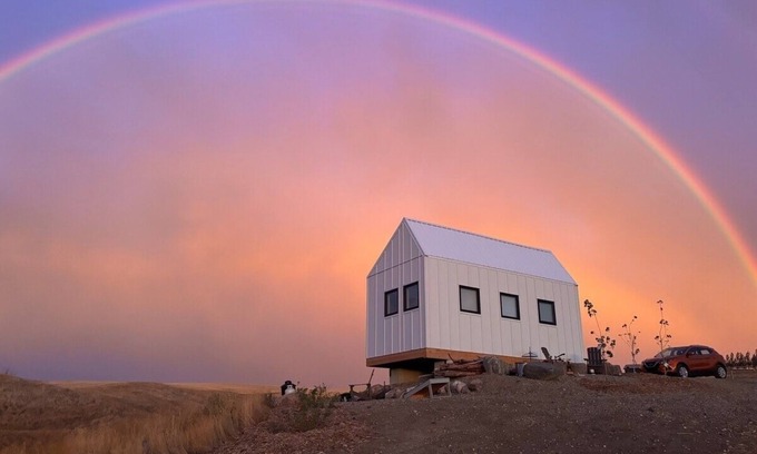 Swift Current Cabin | Pet-Friendly Hidden Haven Tiny House with Endless Open Spaces