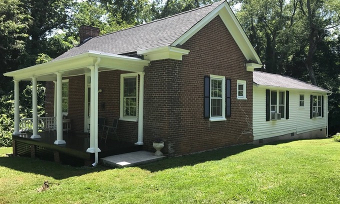 Abingdon House | Historic 12 Acres in Downtown Abingdon – Walk to Trails!