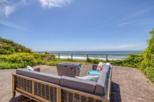 Lincoln City House | Discover Hidden Inlet: 4-Star Pet-Friendly Retreat