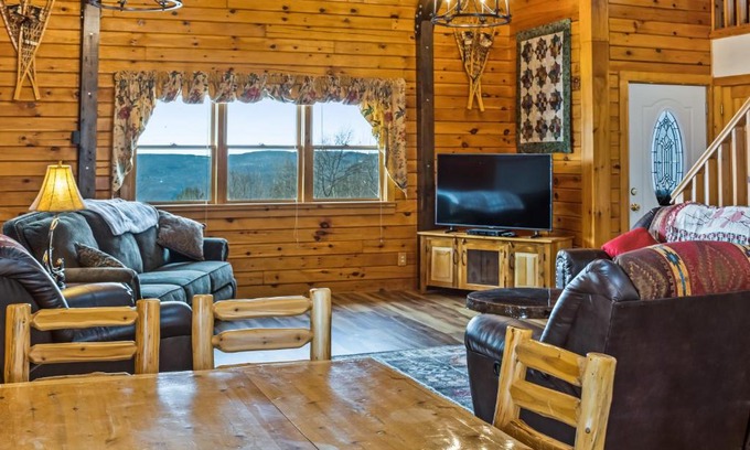 Hammondsport House | Discover Hidden Lake Lodge: Pet and Child Friendly Getaway