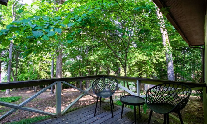 Baneberry House | Serene Hidden Lake Retreat with Scenic Views & Fire Pit