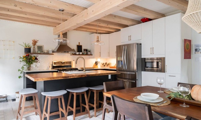 Puslinch House | Modern Cottage Steps from Lake with Hot Tub & Pet-Friendly