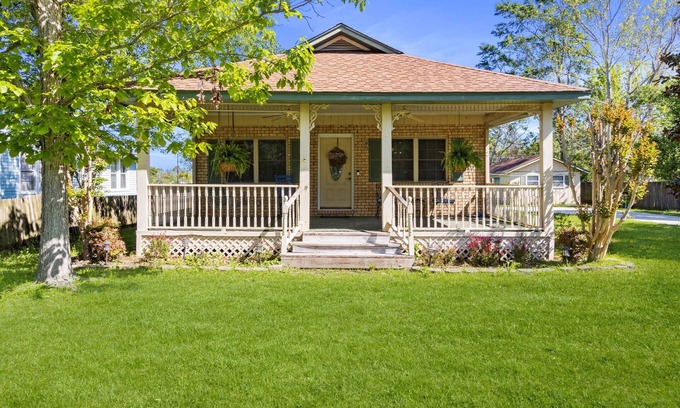 D'Iberville Cottage | Cozy Hidden Pearl Cottage Near Scarlet Pearl Casino