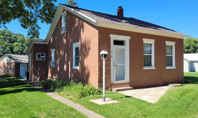 Guttenberg House | Hidden right in the middle of town, sleeps 8 and close to river!