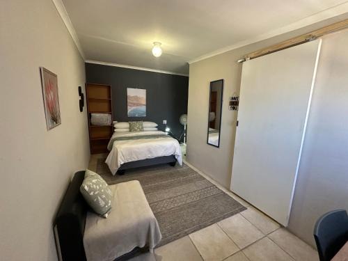 Quigney Beach House | Budget-Friendly Hide 2 On Rees with Ocean View & Breakfast