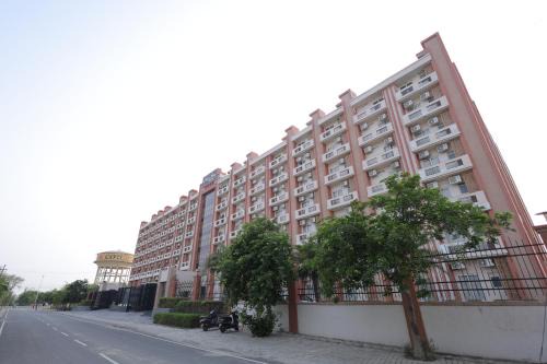 Vrindavan Hotel | Relax at Hide Away Studios with Pool and Restaurant Access