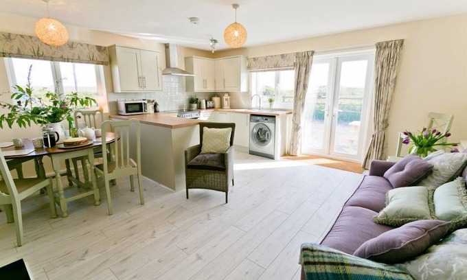 Ty Croes Apartment | Oceanfront Hideaway: Cozy Retreat for 4 Guests