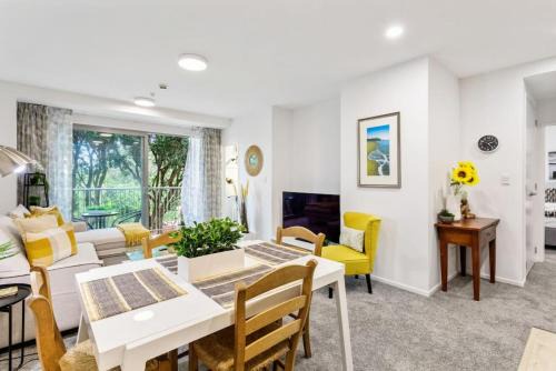 Takapuna Apartment | Relaxing Hideaway Apartment with Pool and Free Parking