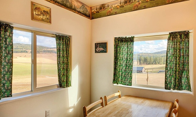 Oroville Cabin | Relaxing Retreat at Eden Valley Guest Ranch with Breakfast