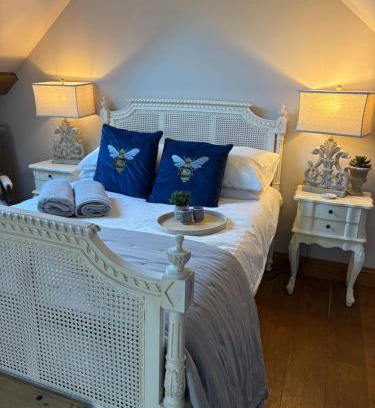Coltishall House | Idyllic Hideaway Barn Coltishall: 4-Star Family Escape