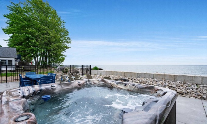 Kingsville House | Hideaway Beach House & Hot Tub