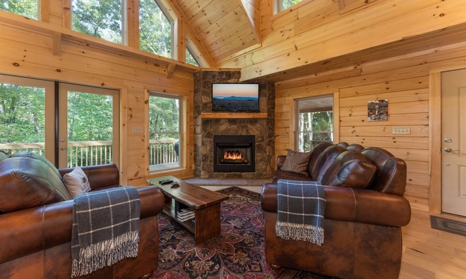 Cedar Mountain Cabin | Charming Hideaway Cabin in Cedar Mountain with Spa & Hot Tub
