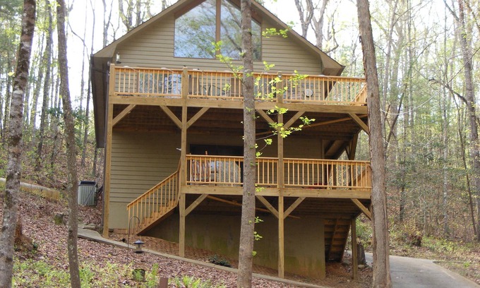Unaka Ski Chalet | Cozy Hideaway Chalet at Lake Hiwassee with Hot Tub & Views