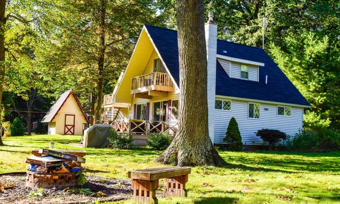Cadillac House | Serene Chalet with Lake Views & Kayaks - Rated 9.4/10!